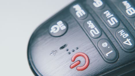 controlador de tv de movimiento con botones en superficie blanca