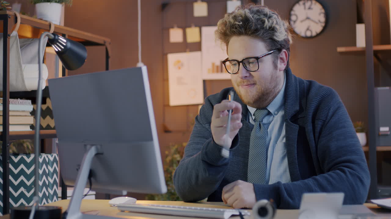 hombre de negocios que trabaja hasta tarde en la noche