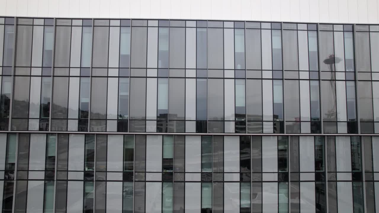 reflejos abstractos de la aguja espacial en seattle washington, acero, vidrio, hormigón, pista aérea