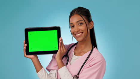 Tablet-green-screen,-happy-woman