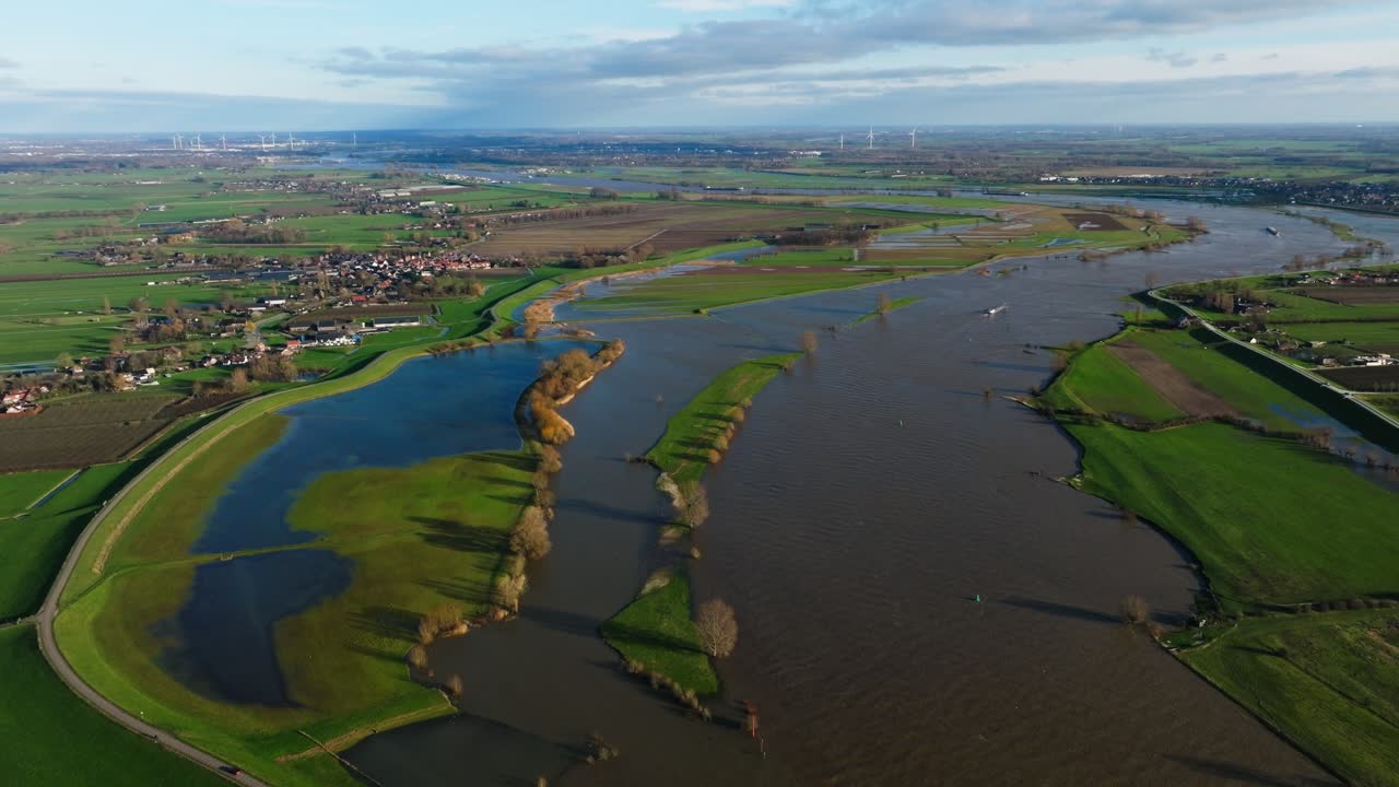 네덜란드 뉴헤이겐 근처의 레크 강의 광범위한 공중 도 뷰, 강이 정상 크기의 약 5 배로 부풀어 오르고 강변을 침수하여 농경지와 마을을 침수했습니다.