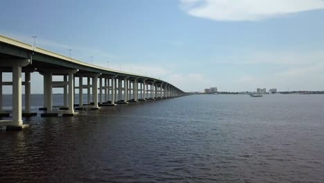 Vista-Lateral-Mirando-Un-Puente-En-Ocean-Springs,-Mississippi