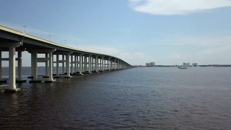 vista lateral mirando un puente en ocean springs, mississippi