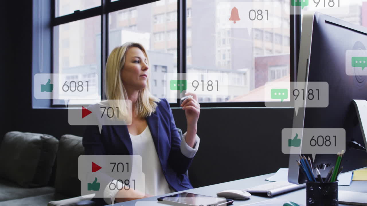 анимация икон и цифр над кавказской бизнесменкой в офисе