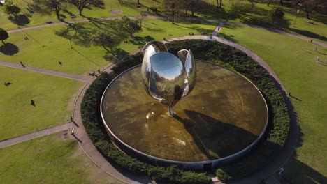 Floralis-Generica-Im-Buenos-Aires-Park,-Argentinien