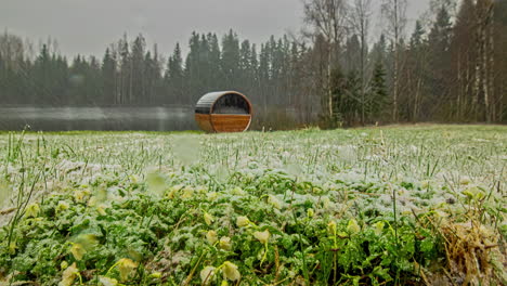 vista de lapso de tiempo de la glorieta de madera al lado del lago con fuertes nevadas cayendo y luego derritiéndose lentamente