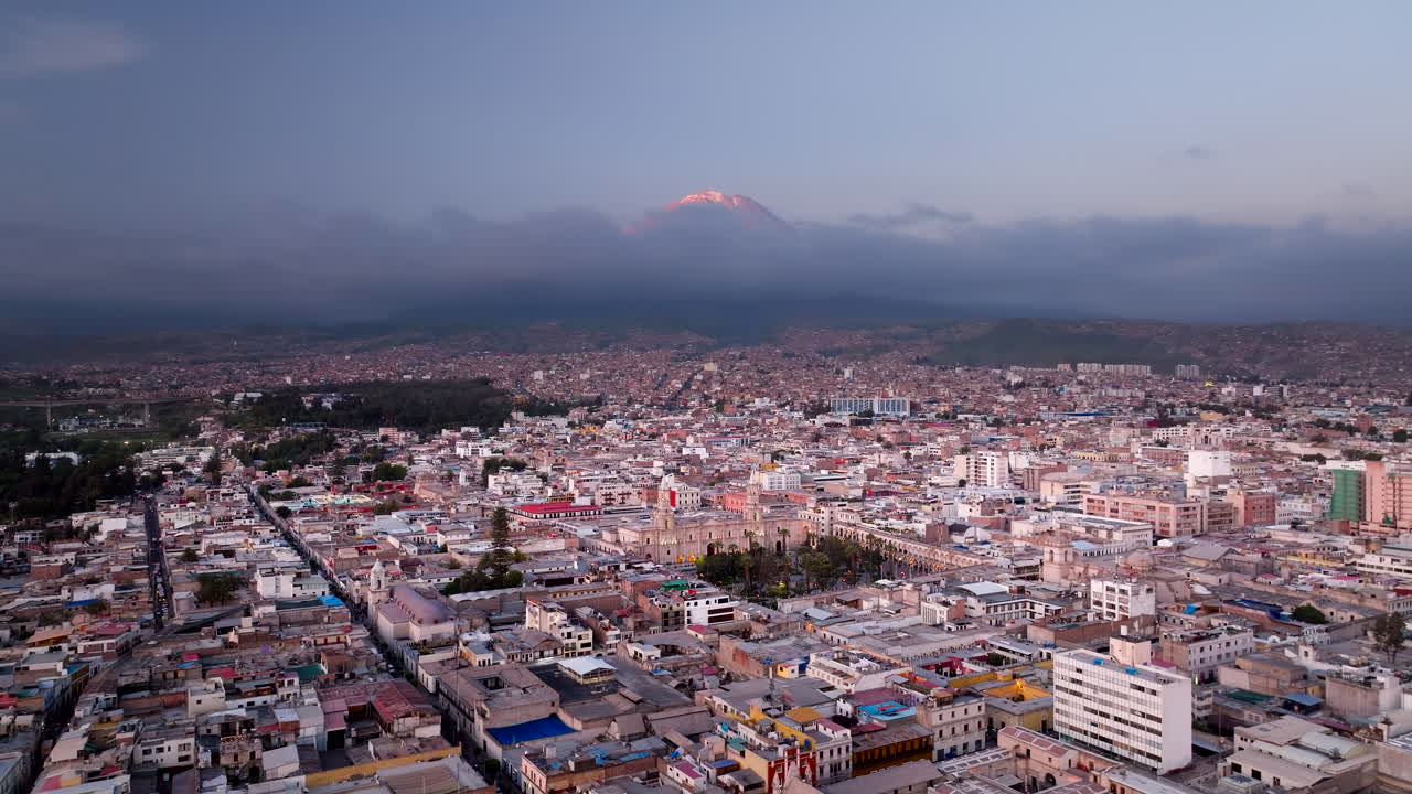 Vista urbana de dron de la Basílica Catedral de Arequipa en Arequipa, paisaje urbano de Perú.