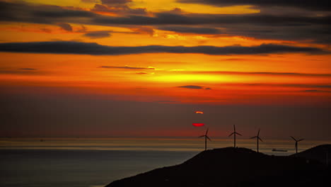 Zeitraffer-Eines-Wunderschönen-Sonnenuntergangs-An-Den-Meereswindkraftanlagen-Im-Hintergrund