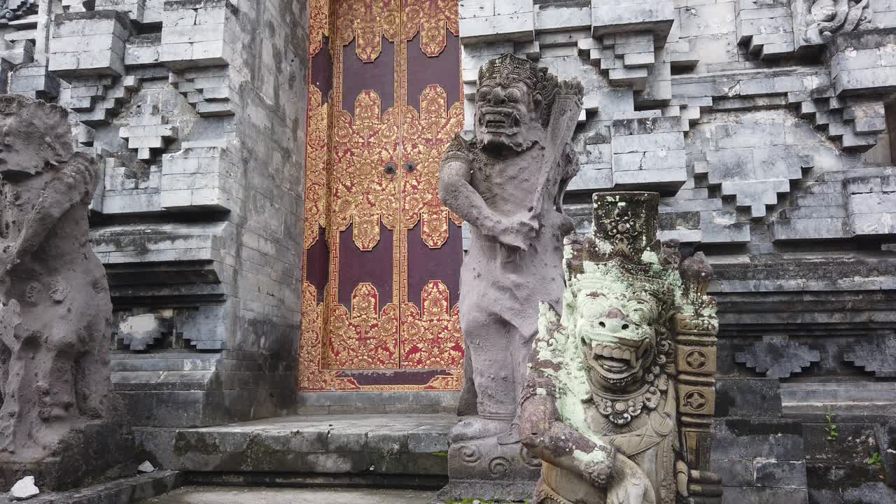 estatuas balinesas y puerta de entrada en el templo masceti, bali, gianyar, indonesia, arquitectura hindú de ladrillos de piedra gris antiguos, esculturas y adornos, detalles exquisitos