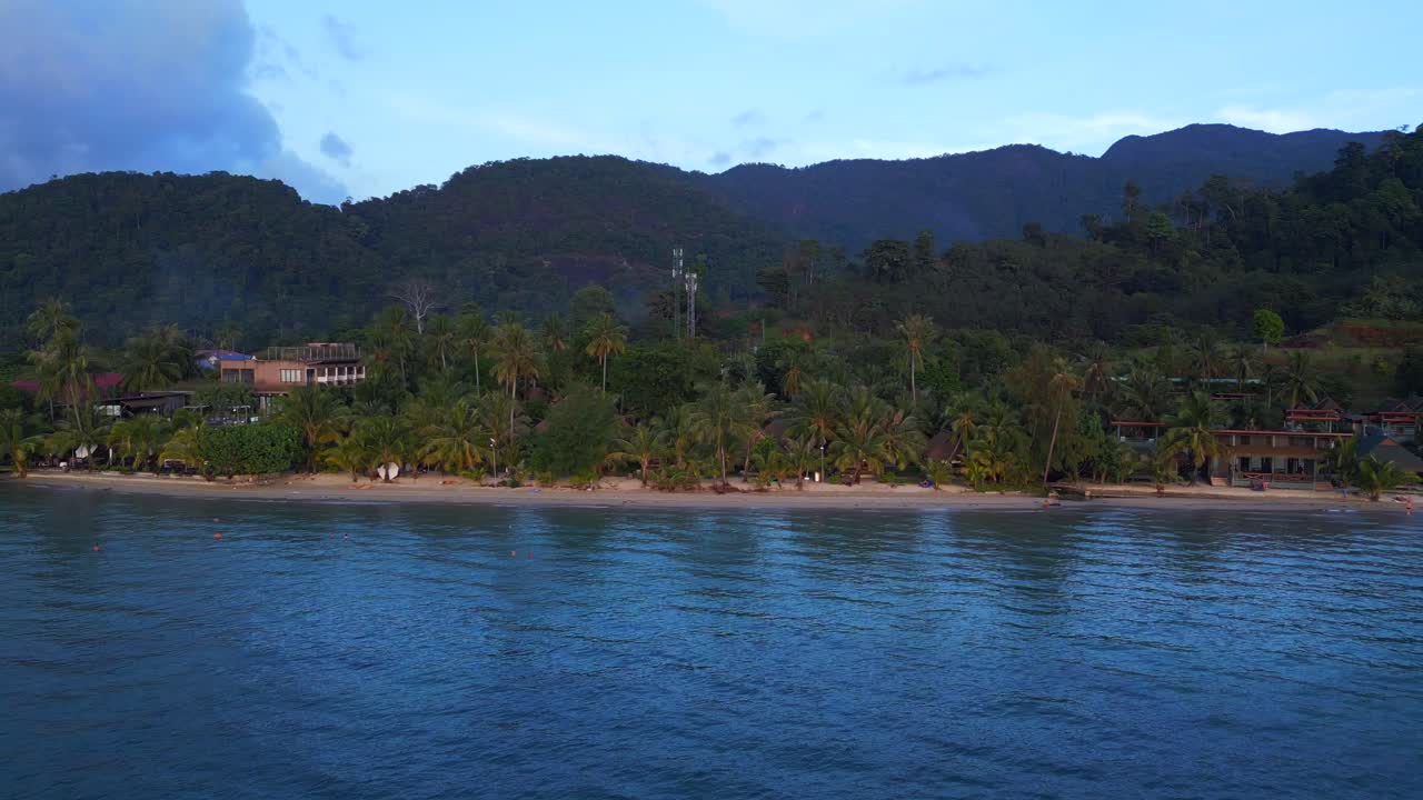 hermosa vista aérea de arriba vuelo de mochila isla de tailandia koh chang kai bae playa noche 22