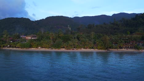 hermosa vista aérea de arriba vuelo de mochila isla de tailandia koh chang kai bae playa noche 22