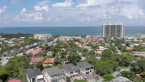 barrio del área de miami junto al mar y la playa y tiro con drones