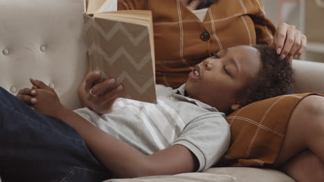 madre leyendo al niño en el regazo