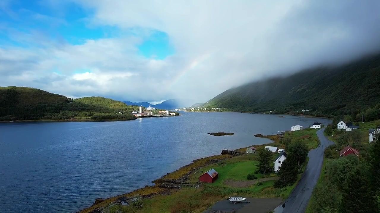 Letecký pohled na Sigerfjord za zataženého letního dne s duhou, stará továrna, část 2