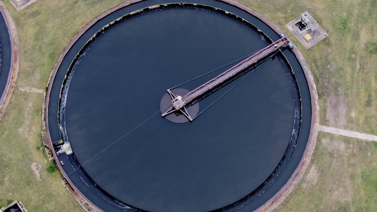 라트비아의 청정 물을 위한 현대적인 솔루션을 강조하는 대규모 처리 연못