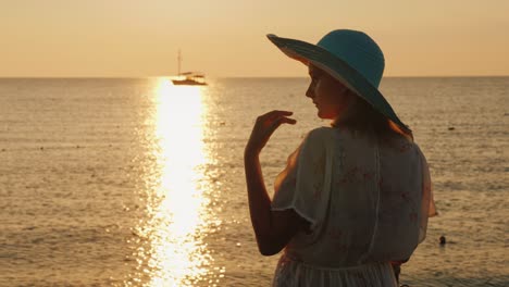siluetas de una mujer joven disfrutando del sol en una costa húmeda temprano en la mañana. el amanecer temprano de la promesa de un estilo de vida saludable