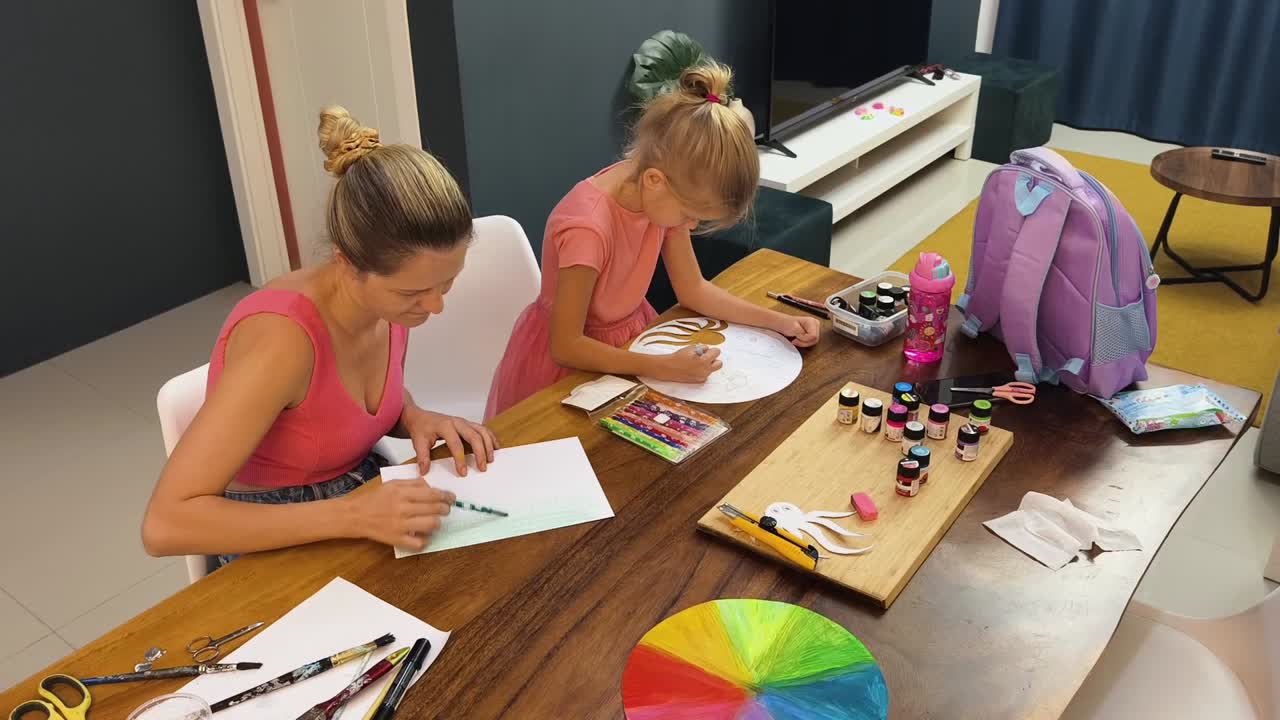 madre e hija haciendo proyectos de arte en casa