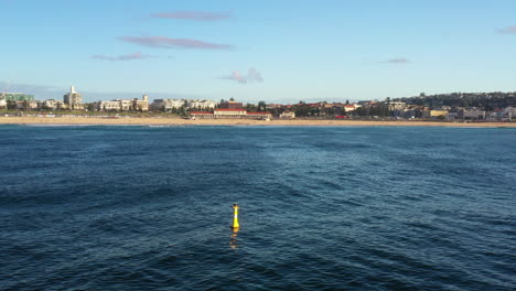 Gelbe-Hai-Boje-In-Bondi,-Sydney,-Australien