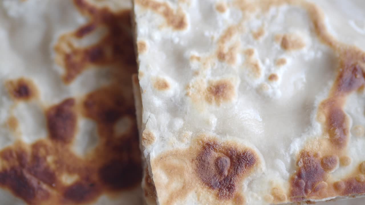 primer plano de pan plano hecho en casa