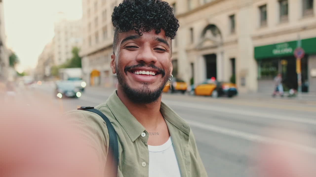 Uomo che scatta un selfie in città