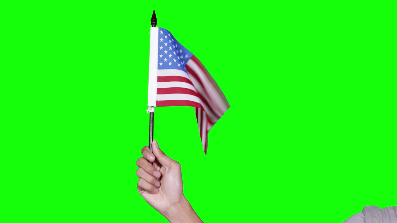 mano desconocida sosteniendo una bandera de los estados unidos ondeando
