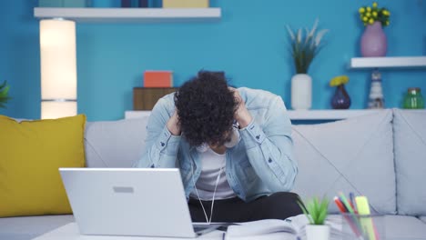 un estudiante universitario que está estresado por lo que ve en la computadora portátil.