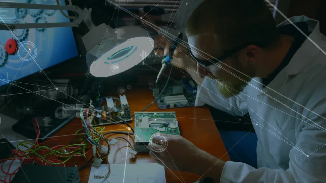 animación de la red de conexiones sobre el hombre caucásico reparando hardware de computadora