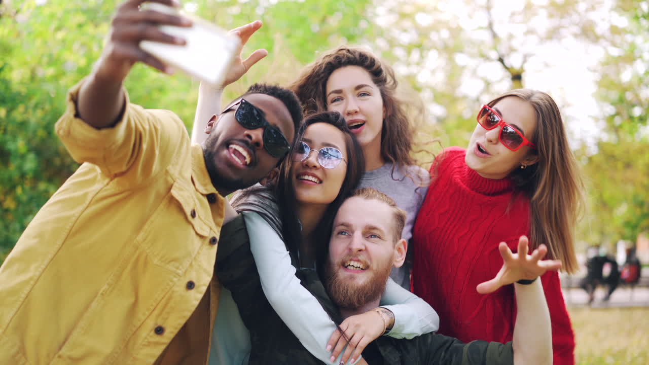 amigos tomando una selfie en un parque