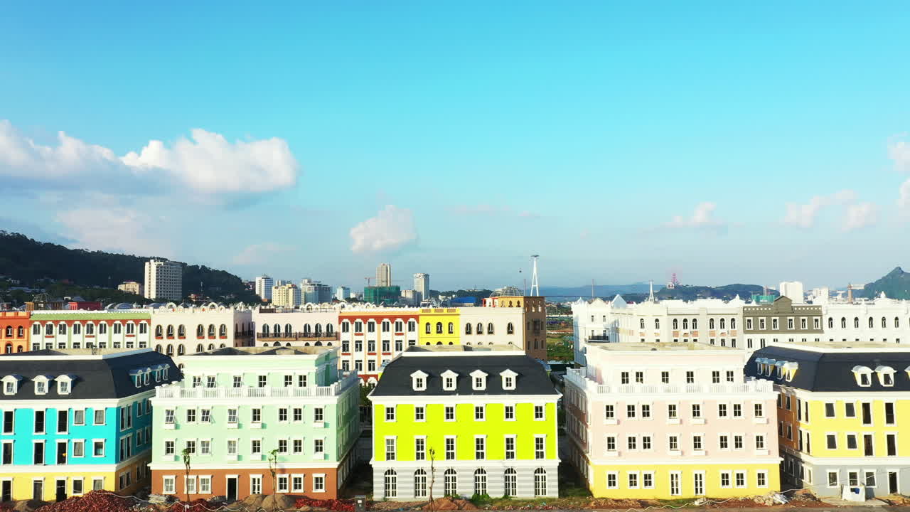 이 도시는 항상 활기차고 색 ⁇ 이 가득합니다.