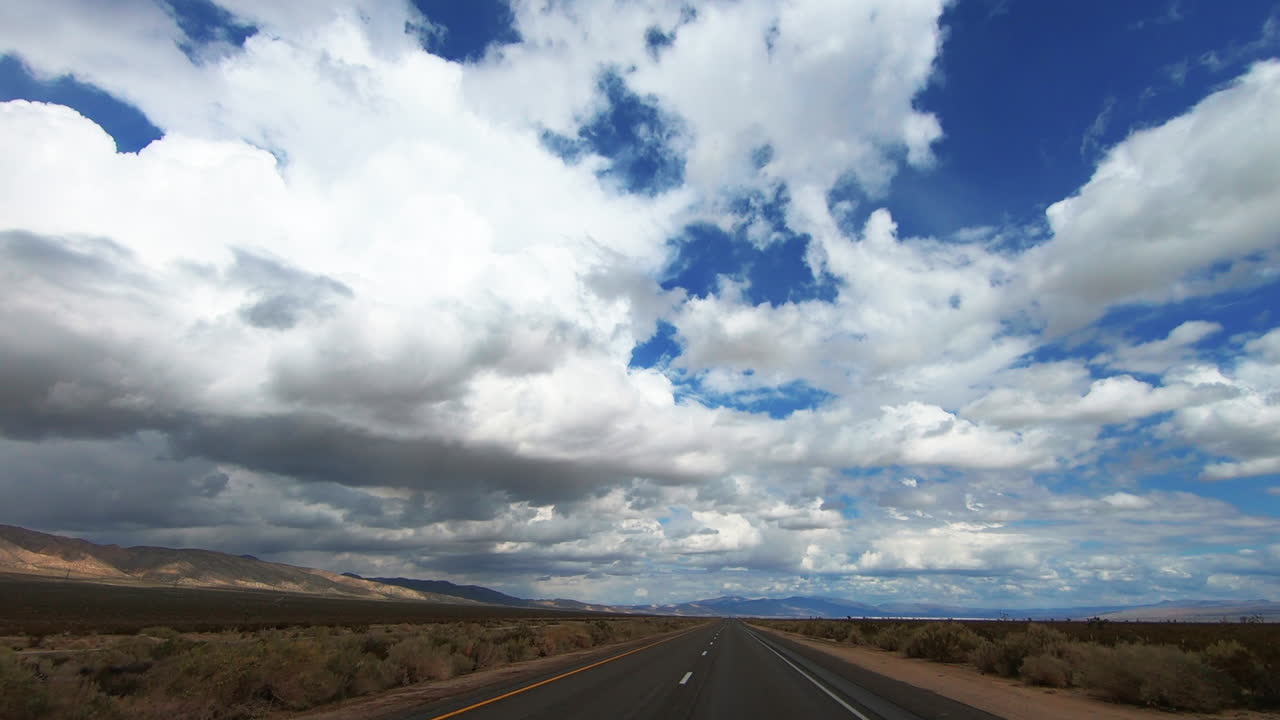 autopista hiperlapso en medio del desierto sin un cielo de nubes azules