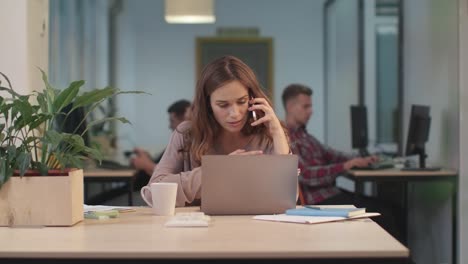 Business-woman-screaming-in-mobile-phone.-Upset-woman-throwing-mobile-phone