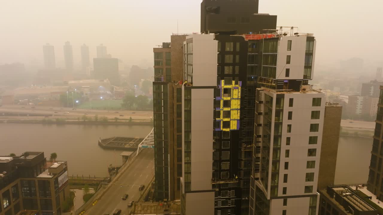 vista aérea de un condominio en construcción en medio del smog de incendios forestales en el bronx, nueva york, estados unidos