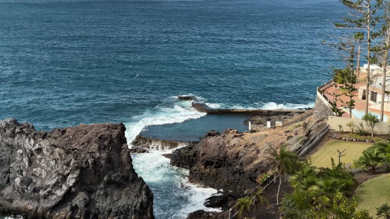 Piscina naturale vuota sulla costa a Puerto Santiago, Tenerife
