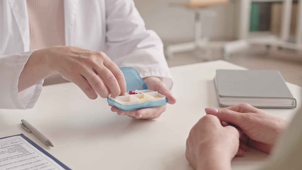 Medico che tiene un contenitore con delle pillole