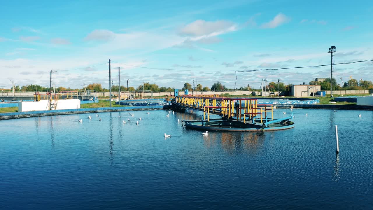 폐수 처리 시설 의 원형 정제기 의 공중 사진