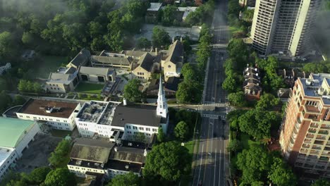 Dröhnen-Durch-Nebel-In-Richtung-Eines-Kirchturms-In-Buckhead,-Georgia