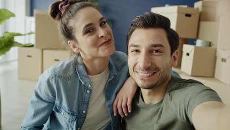 video de una pareja presumiendo de un nuevo apartamento durante una videoconferencia.