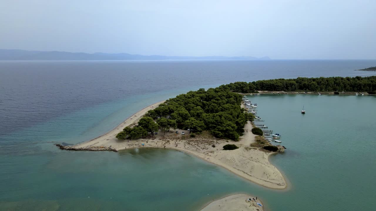 clip de drone 4k rotativo cinematográfico sobre una península en paliouri, chalkidiki en el norte de grecia