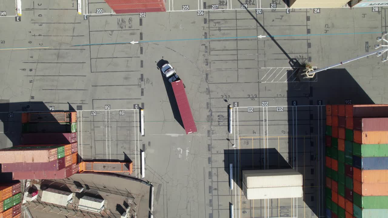 인터모달 컨테이너 야드에서 운송 트럭의 오버헤드, 4k 공중
