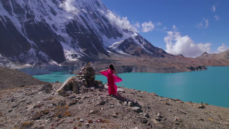 las hadas vagan con vestidos rosados en manang, nepal.