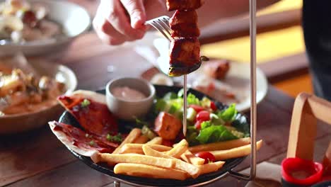 delicioso pollo a la parrilla servido con papas fritas y ensalada