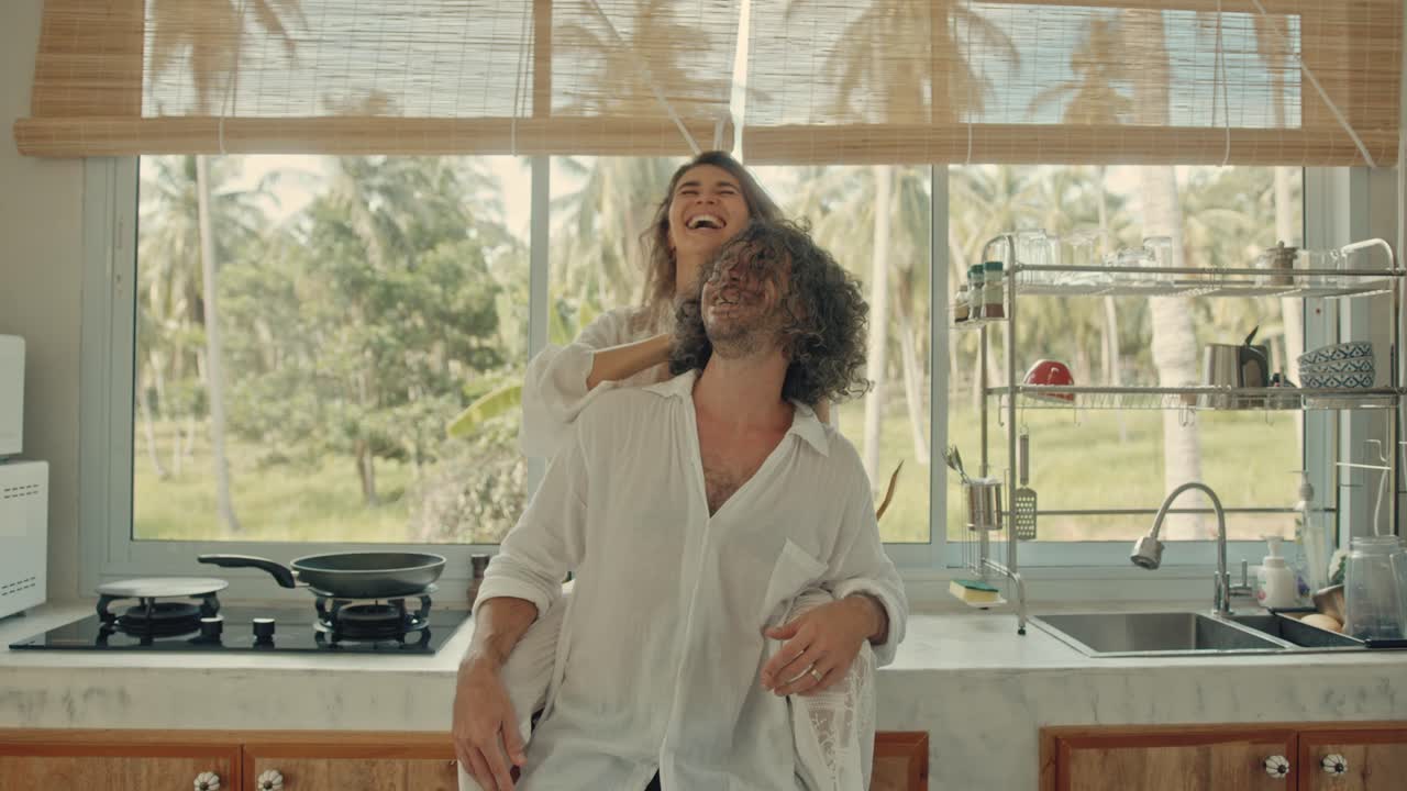 Coppia felice in una cucina tropicale