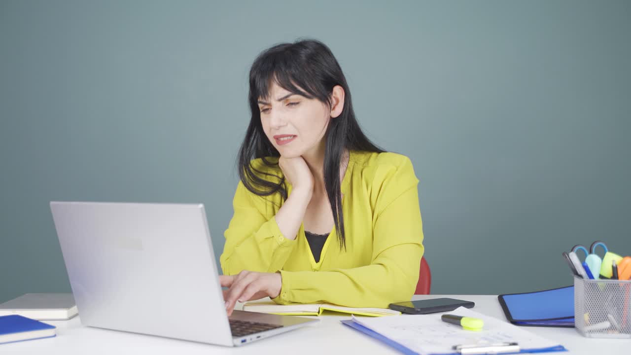 la mujer con dolor de cuello.