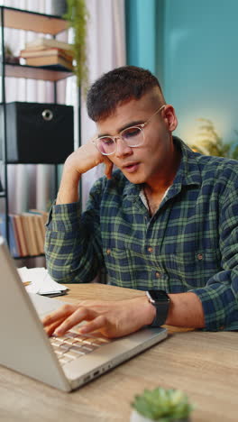 Gelangweilter,-Schläfriger-Geschäftsmann,-Der-Am-Laptop-Arbeitet,-Gähnt-Und-Stützt-Sich-Auf-Die-Hand-Am-Schreibtisch