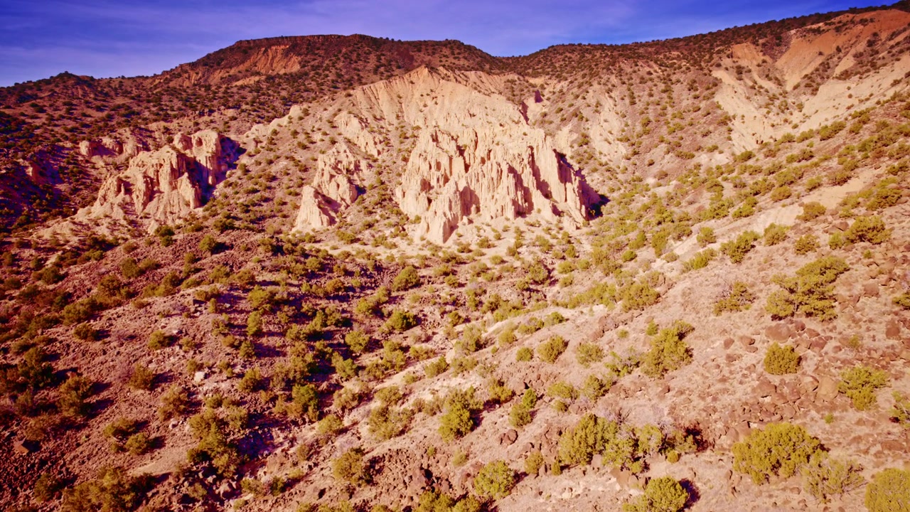 Ripresa con drone che cattura la bellezza incontaminata delle falesie rosse nel Nuovo Messico.