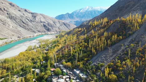 Schwenk-Drohnenansicht-Der-Stadt-Skardu-Mit-Wunderschöner-Landschaft-Aus-Bergen-Und-Flüssen-In-Pakistan