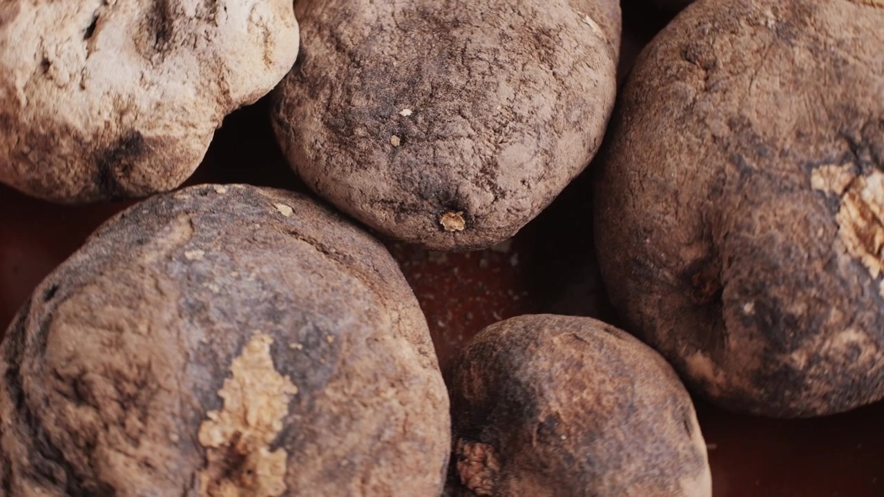 Primo piano di patate crude non lavate coperte di terra