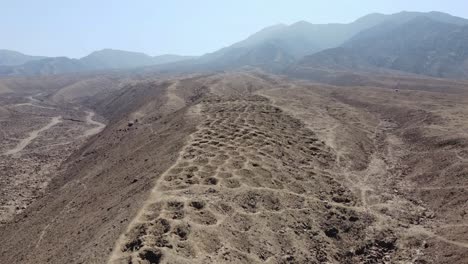 Imágenes-De-Drones-De-Un-Sitio-Arqueológico-En-Pisco,-Perú