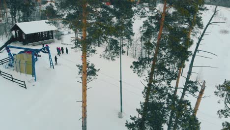 Menschen-Stehen-Auf-Einem-Hügel-Neben-Der-Liftstation-Im-Kiefernwald