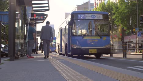 Pendlereinstieg-In-Den-Bus